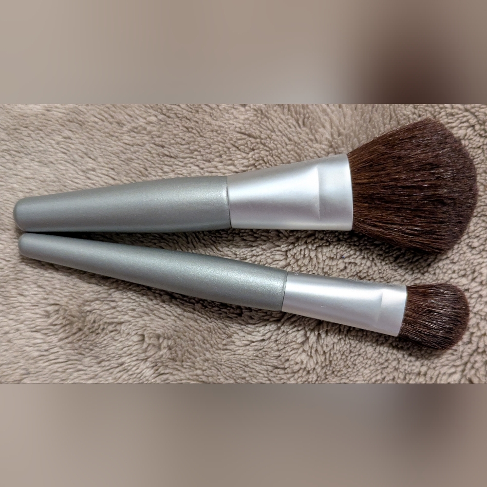 Sleek Silver Makeup Brush Set